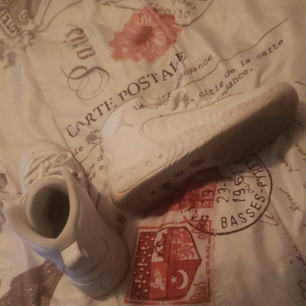 A pair of white Jordan semi new !